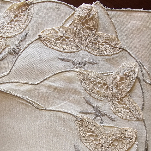 Crisp Embroidered Linen Square Natural White Napkins Scalloped Edges Set of 4 - Picture 2 of 2